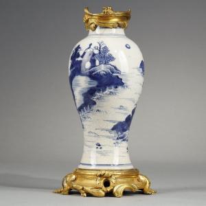 Petit Vase En Porcelaine Craquelée Blanche,  Chine XVIIIe