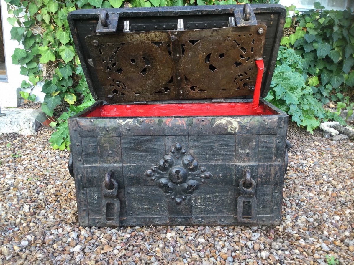 Nuremberg Chest Said From Corsair 17th Century-photo-2