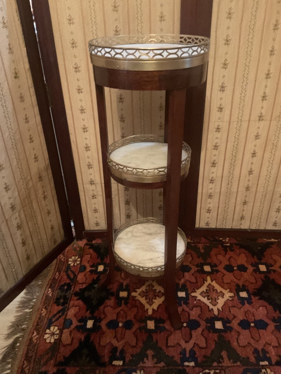 Small Three-shelf Pedestal Table From The Late 18th Century In Mahogany 