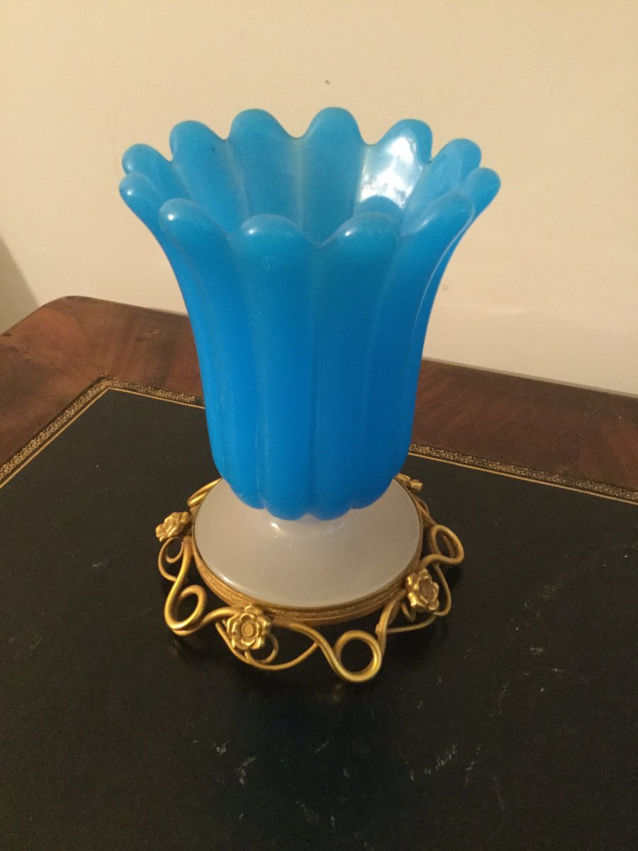 Vase En Opaline Bleu Et Blanc Monture Bronze Doré époque Charles X