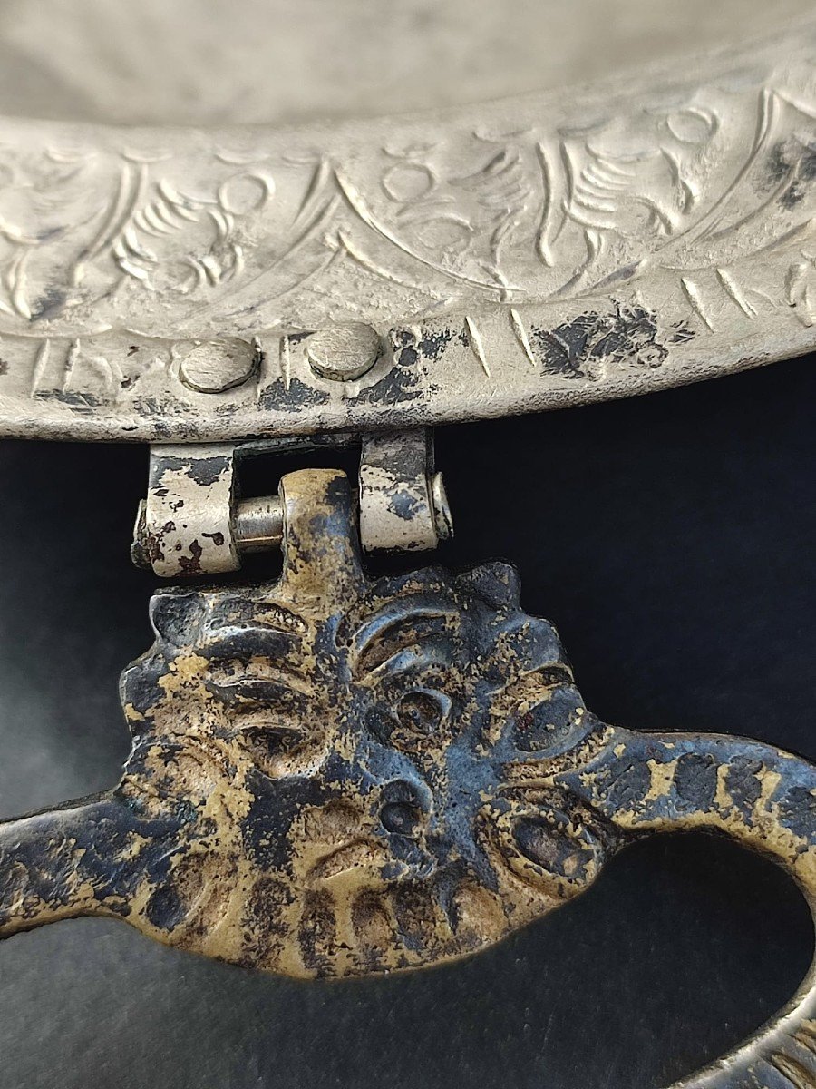 Brasier médiéval en argent ciselé et anses à têtes de lion avec son support en bronze et fer.    XII-XIII Cent.-photo-2
