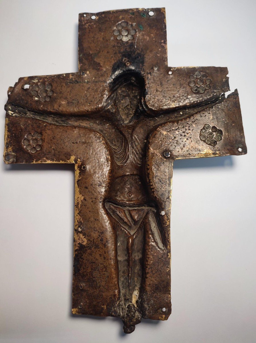 Exceptional Longobard Crucifix (20 X 15 Cm) Sculpted From A Single Mercury-gilded Copper Plate.-photo-3