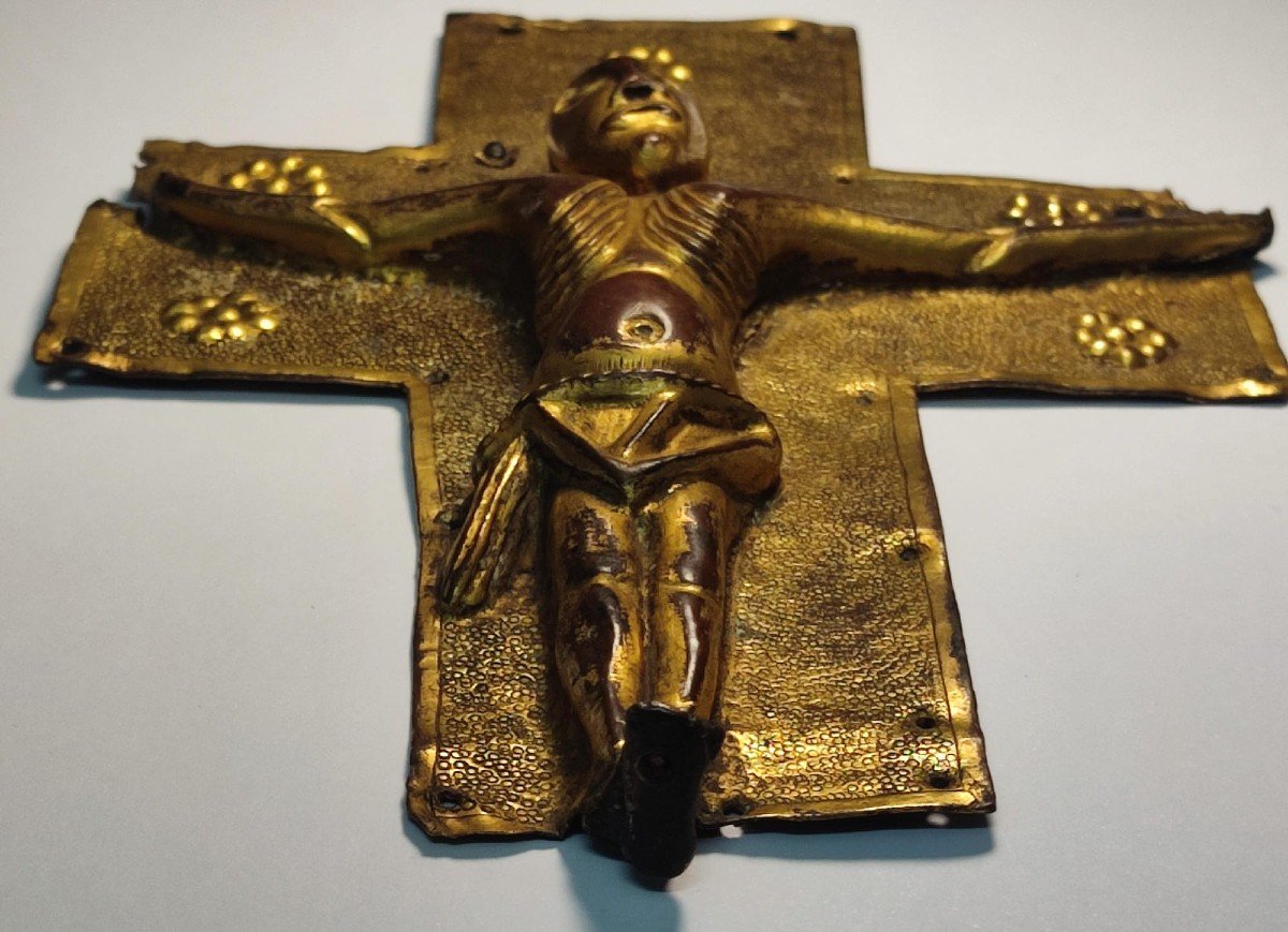 Exceptional Longobard Crucifix (20 X 15 Cm) Sculpted From A Single Mercury-gilded Copper Plate.-photo-1