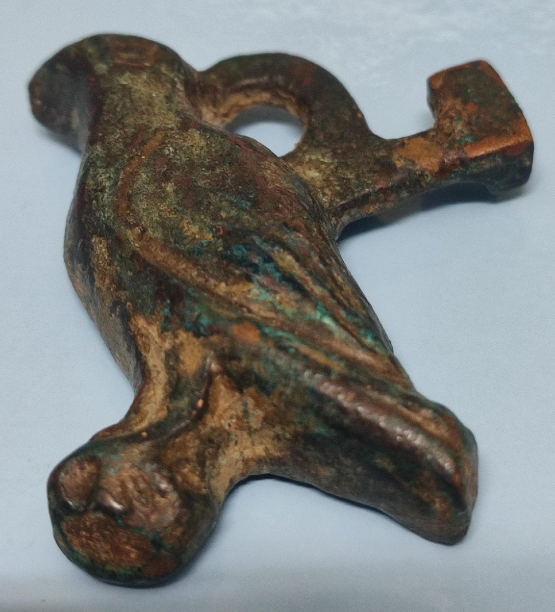 Amulette-pendentif,  clè de coffre représentant L’œil d’horus en Pâte De Verre Et Un Faucon émaillé-photo-3