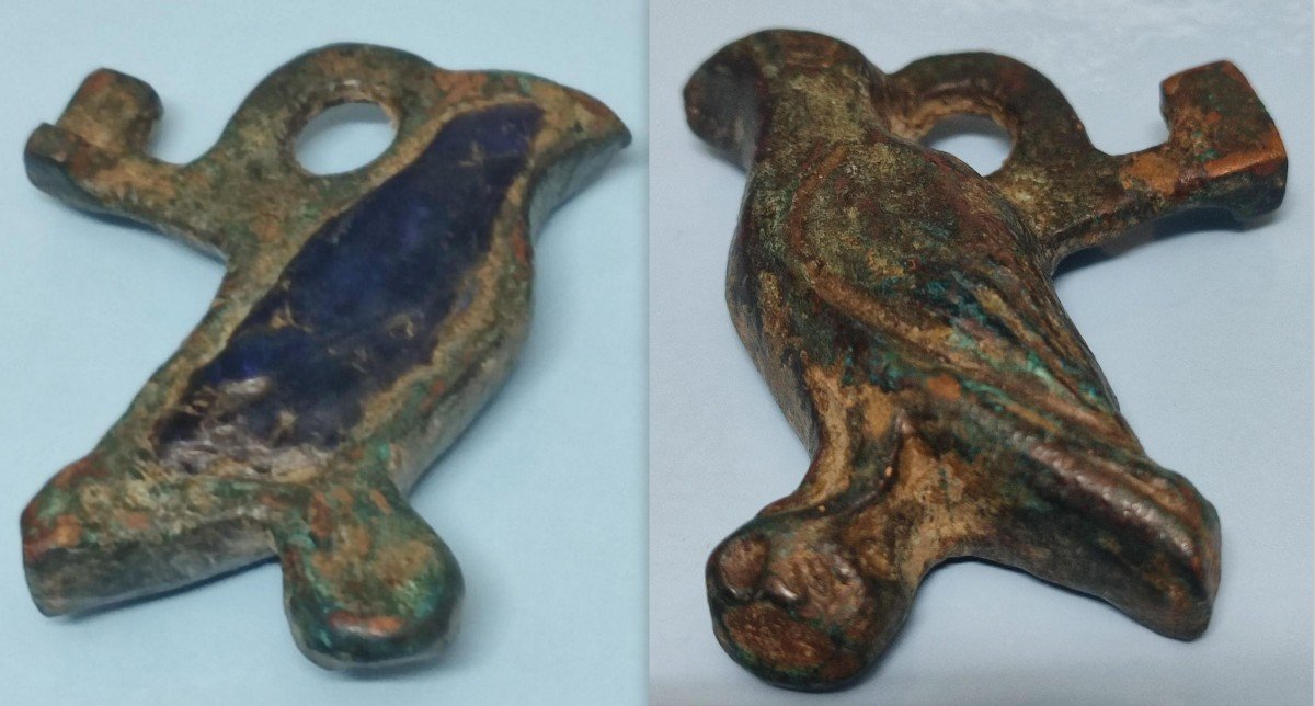 Amulette-pendentif,  clè de coffre représentant L’œil d’horus en Pâte De Verre Et Un Faucon émaillé