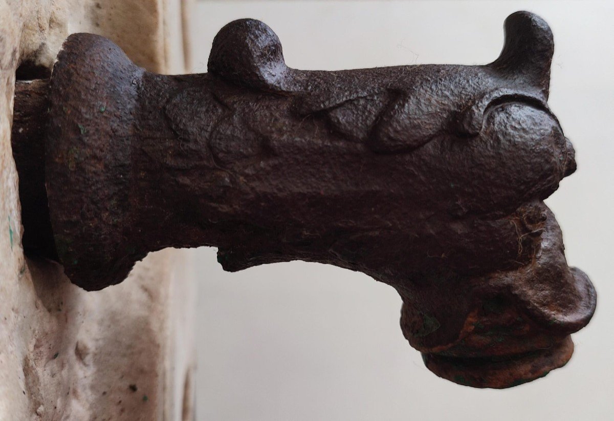 Bec de fontaine tête de dragon en bronze de la fin du Moyen Âge dans un élément en marbre-photo-4