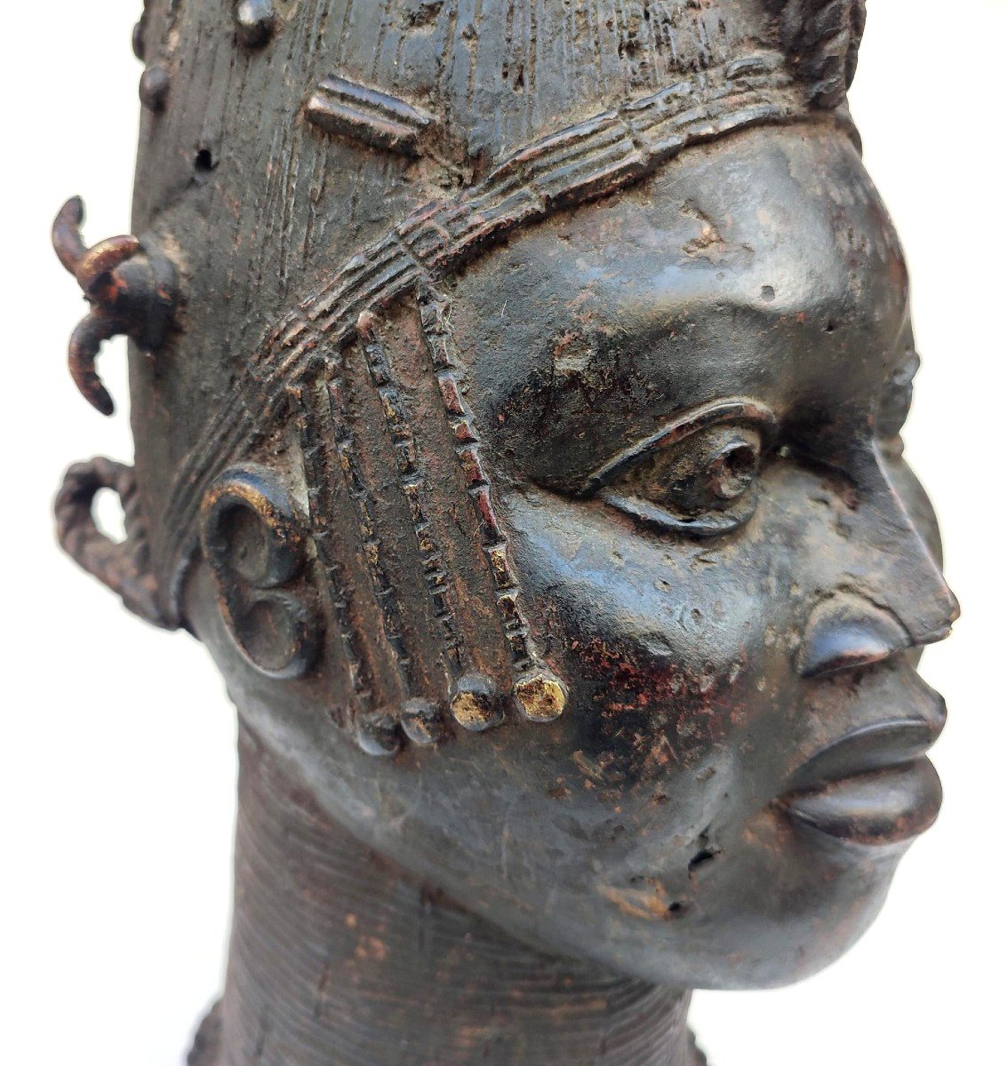 Sculpture En Bronze Du Bénin Du Début Des 900' Femme Africaine Avec Une Haute Coiffe. Hauteur  