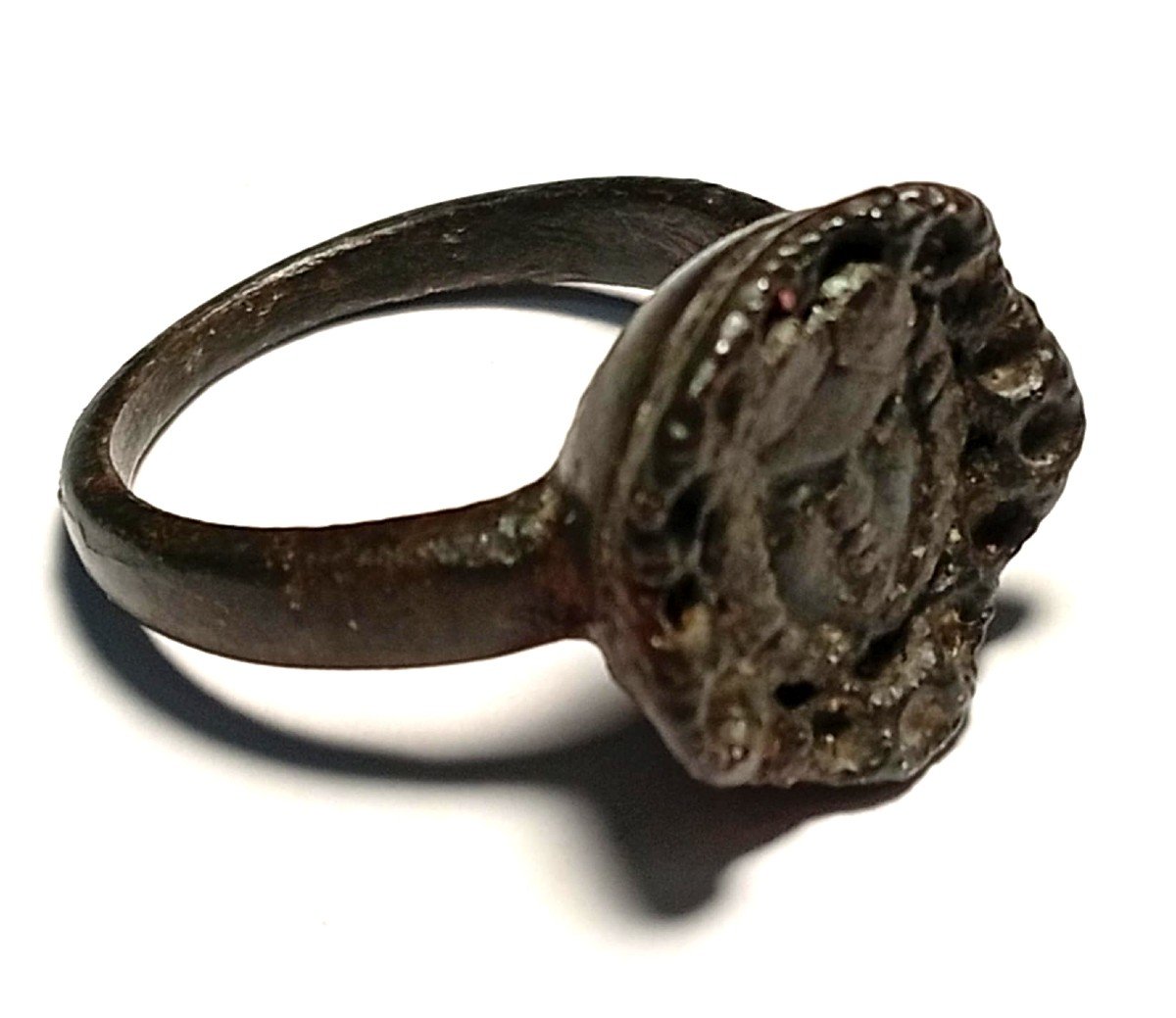 Esoteric Medieval Bronze Signet Ring, With A Woman's Face Within A Pentacle.-photo-4