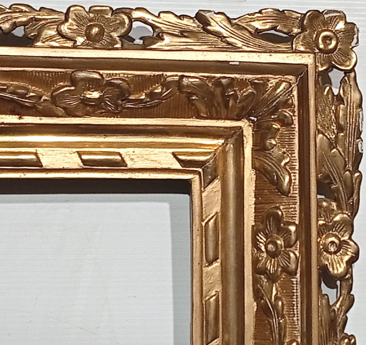 Flemish Louis XV Oak Frame, Carved With Floral Motifs And Gilded. External Light Cm. 27x33.  -photo-4