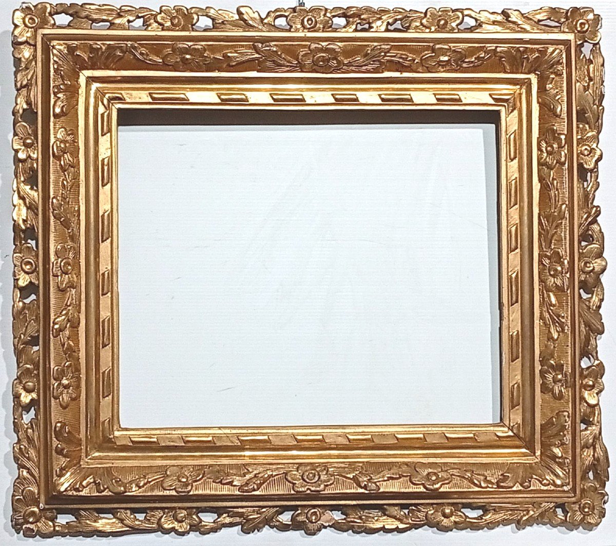 Flemish Louis XV Oak Frame, Carved With Floral Motifs And Gilded. External Light Cm. 27x33.  