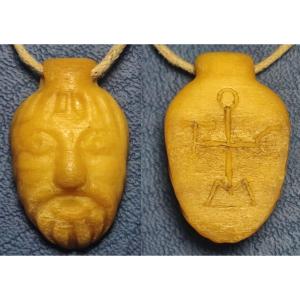 Tres Rare Amulette-sceau avec le visage du Templiere possesseur, sculpté en corne de cerf,  