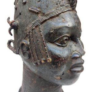 Sculpture En Bronze Du Bénin Du Début Des 900' Femme Africaine Avec Une Haute Coiffe. Hauteur  