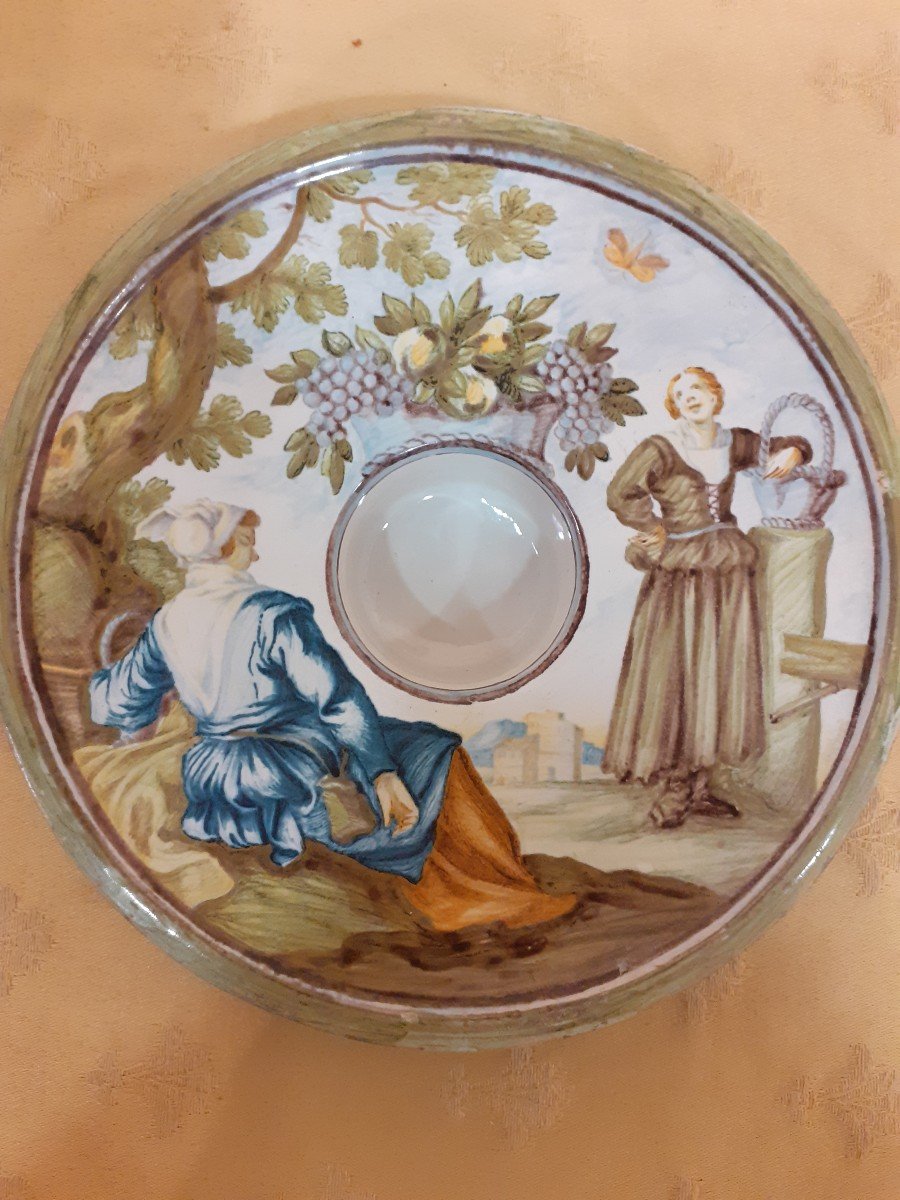 Trembleuse  en Faience paint avec deux   personnages feminins, Castelli, Italie, XVIII Siècle-photo-1