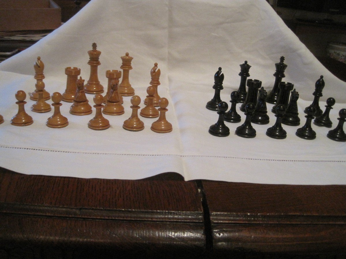 Jeu d'échecs original de style Staunton en buis et buis noirci. Vers 1880