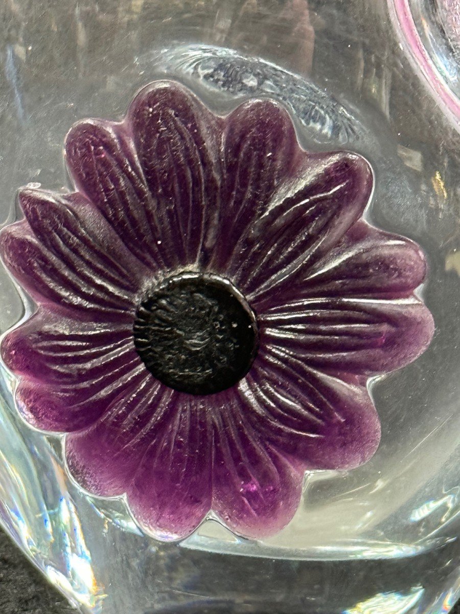 DAUM NANCY : VASE  EN  CRISTAL TRANSPARENT ET DEUX FLEURS VIOLETTES EN PATE DE VERRE-photo-2