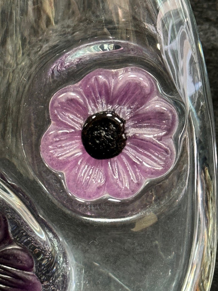 DAUM NANCY : VASE  EN  CRISTAL TRANSPARENT ET DEUX FLEURS VIOLETTES EN PATE DE VERRE-photo-3