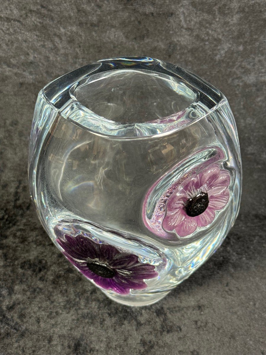 DAUM NANCY : VASE  EN  CRISTAL TRANSPARENT ET DEUX FLEURS VIOLETTES EN PATE DE VERRE-photo-4