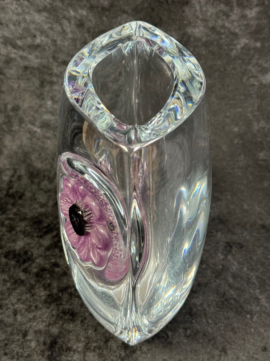 DAUM NANCY : VASE  EN  CRISTAL TRANSPARENT ET DEUX FLEURS VIOLETTES EN PATE DE VERRE-photo-1