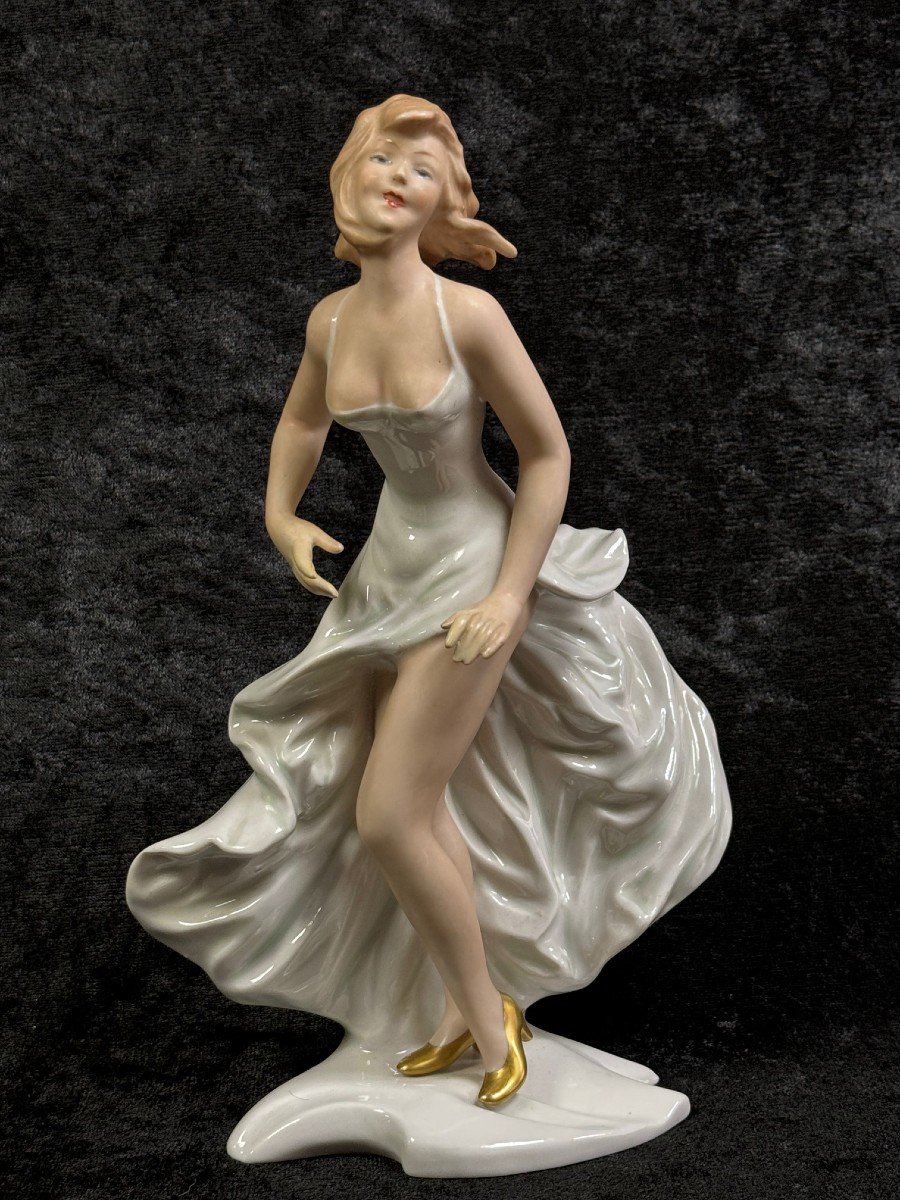 PORCELAINE ALLEMANDE MANUFACTURE WALLENDORF "DANSEUSE A LA ROBE"-photo-1