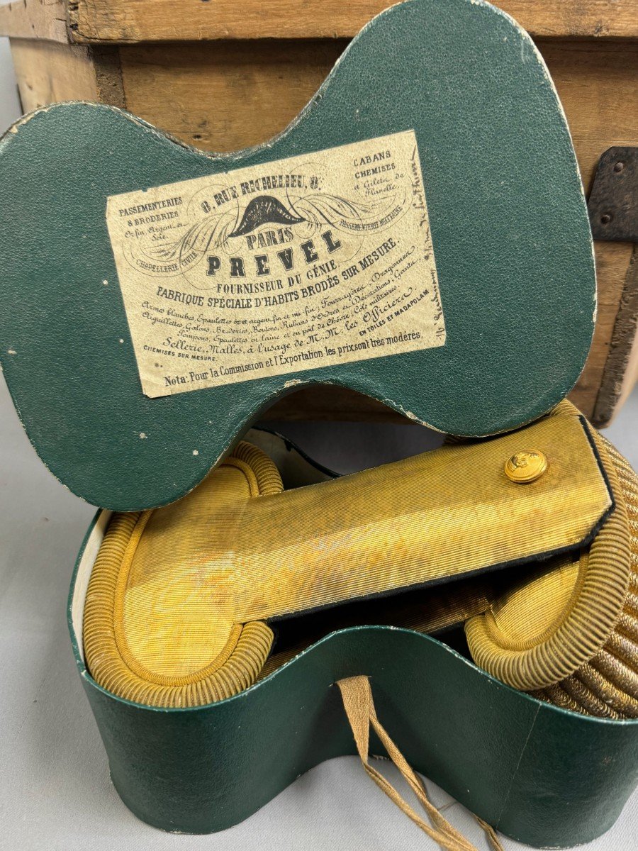 BICORNE, EPAULETTES, CEINTURON PORTE EPEE AVEC SA CAISSE DE TRANSPORT D'UN OFFICIER DU GENIE-photo-3