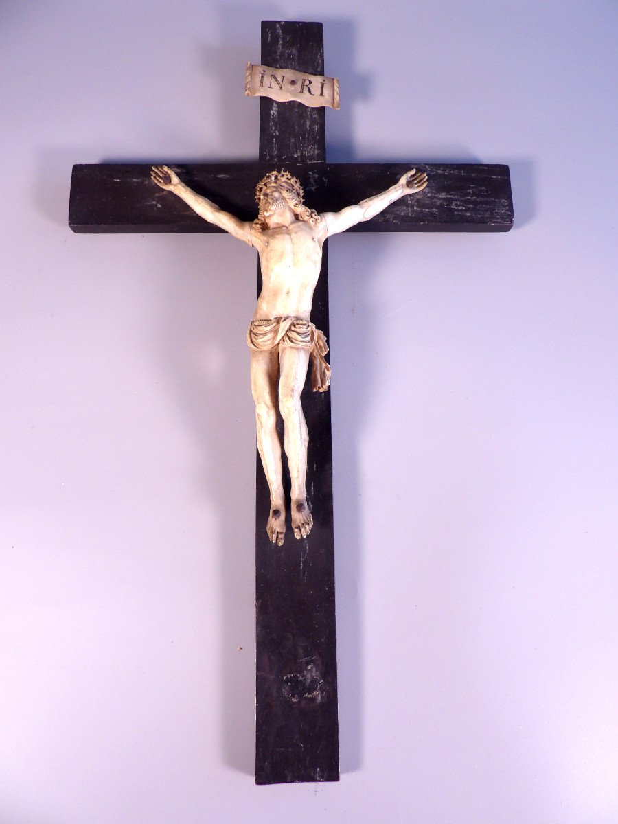 Grand et Ancien Crucifix en Bois noirci surmonté d'un Christ en Os