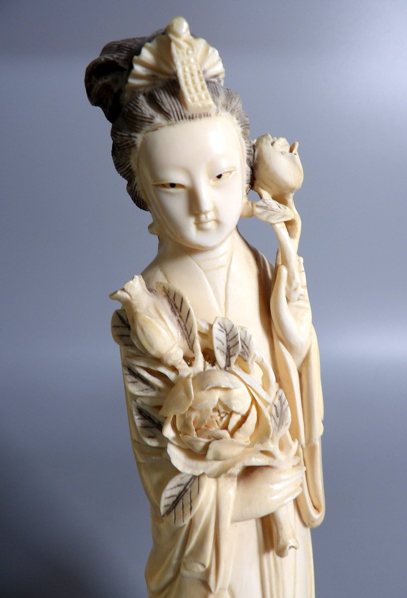 Set Of 3 Asian Bone Sculptures - One Man And Two Women In Traditional Dress-photo-2