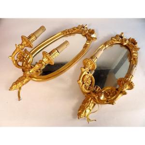 Paire d'appliques-miroir en bois doré électrifiées