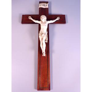 Crucifix ancien en Bois marqueté de Cuivre et surmonté d'un Christ en Os