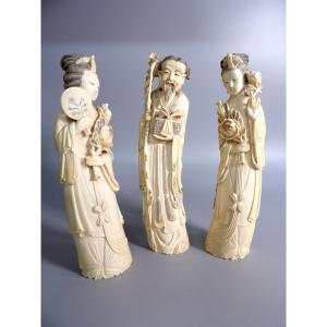 Ensemble de 3 sculptures Asiatiques en Os - Un Homme et deux Femmes en tenue traditionnelle