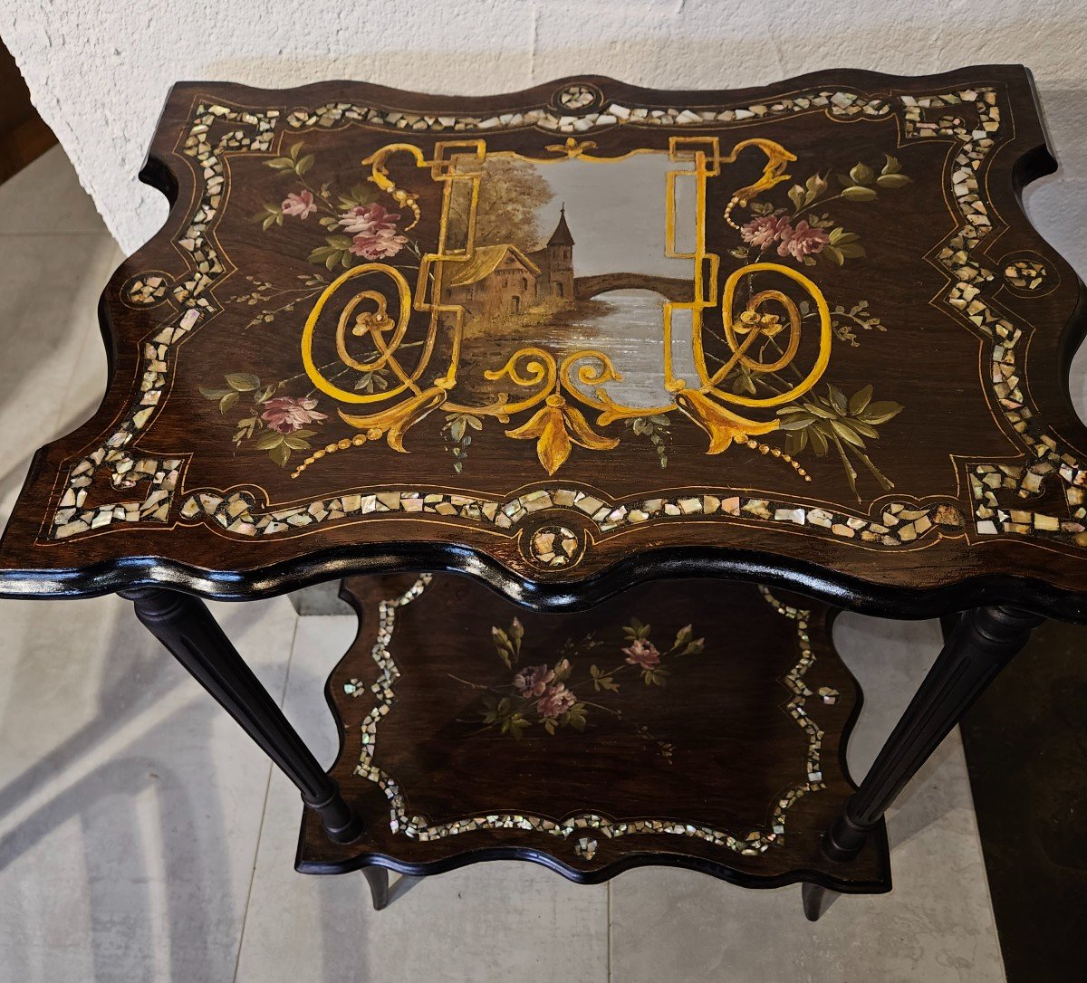 Petite Table Guéridon à Deux Plateaux Burgautés - à Décor Romantique  -  époque Napoléon III. 