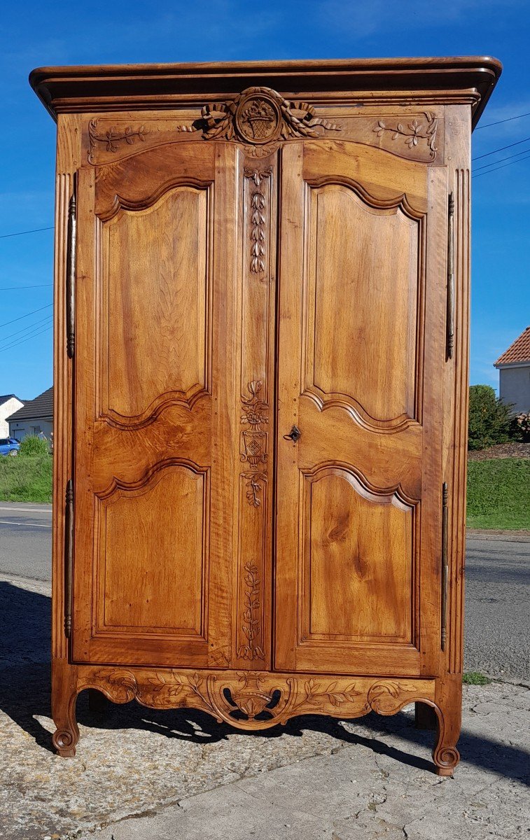 Armoire En Noyer Provençale "dite Arlesienne " d'époque 18ème. 