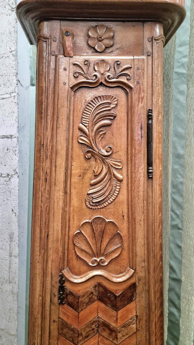 Horloge de parquet en noyer, moulurée et sculptée,régence . d'époque 18ème. -photo-4