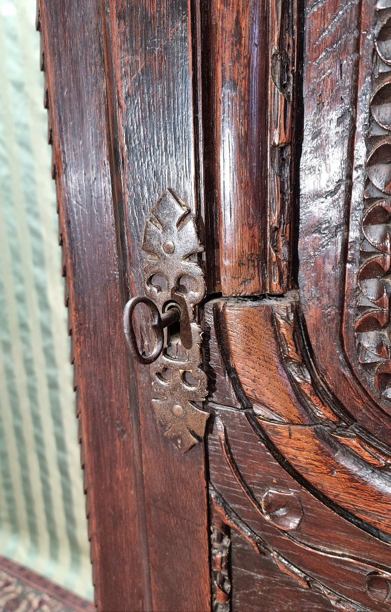 Moulded And Carved Louis XV Oak Bonnetière, 18th Century. -photo-3