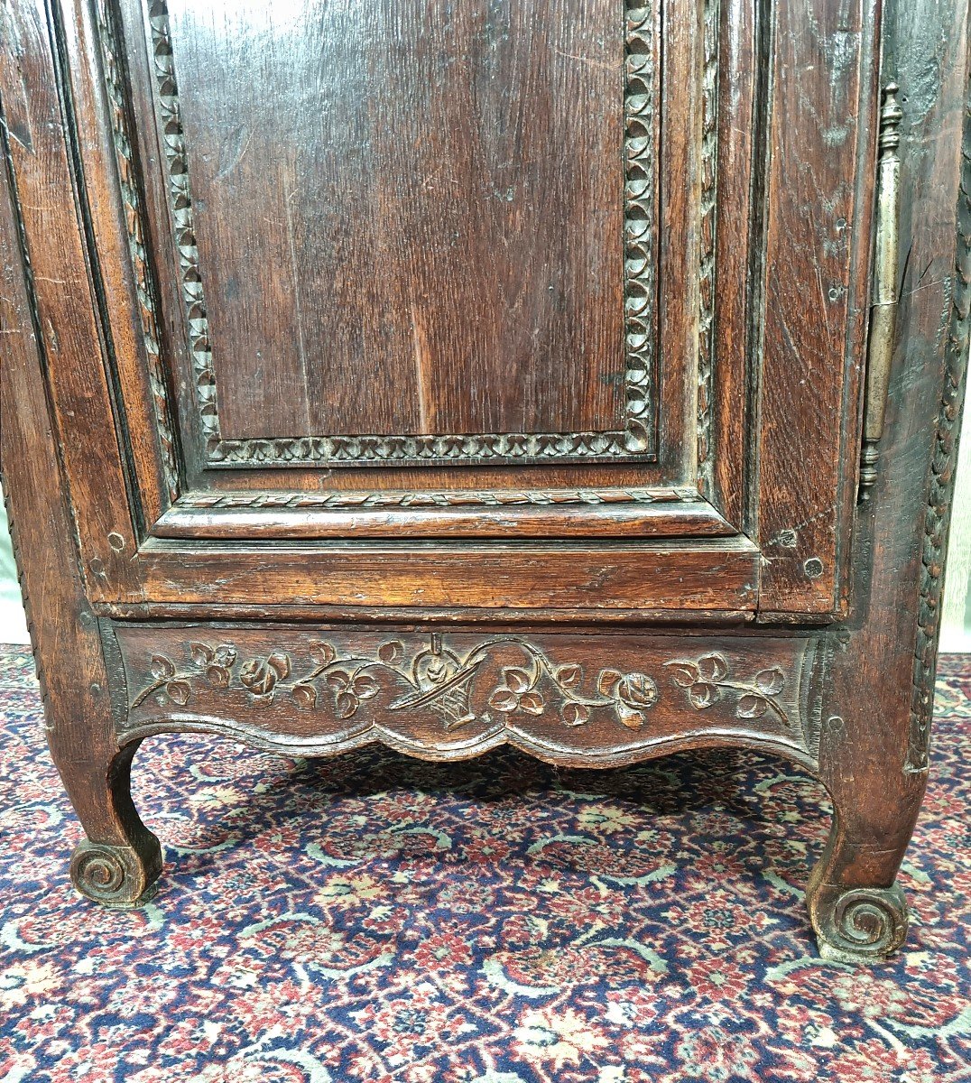 Moulded And Carved Louis XV Oak Bonnetière, 18th Century. -photo-5