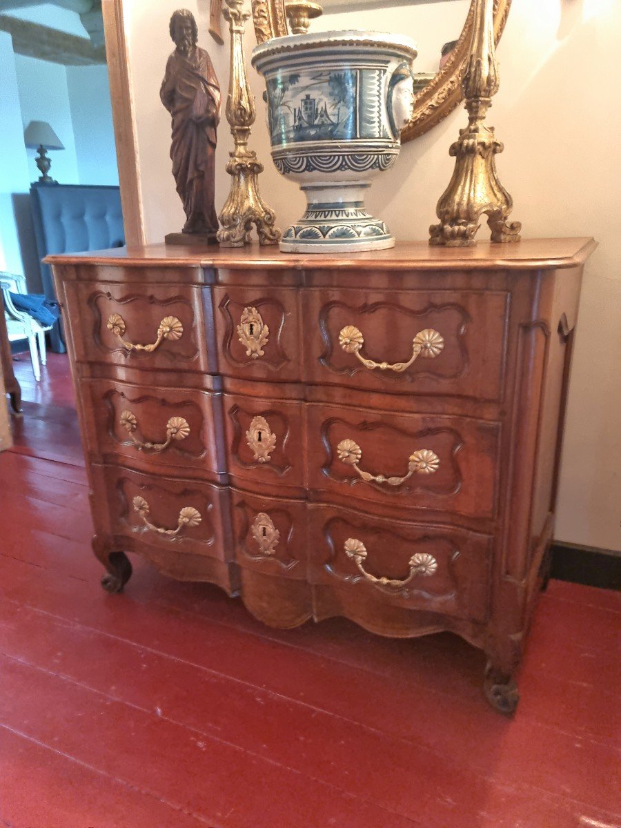 Commode Arbalète en  noyer,  moulurée, Louis XV, d'époque XVIII ème. 