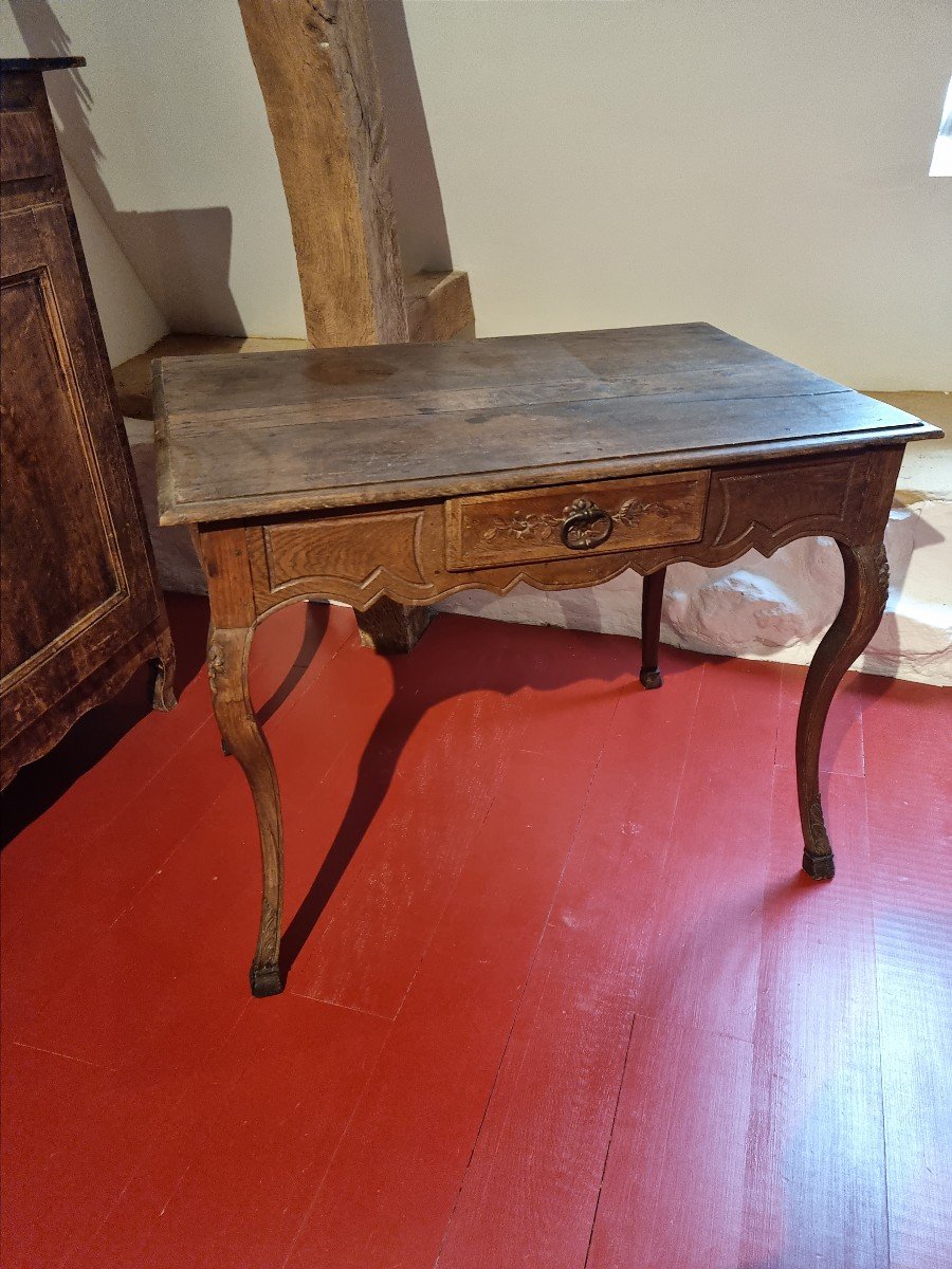 Table de milieu en chêne moulurée sculptée Louis XV, d'époque XVIII ème. 