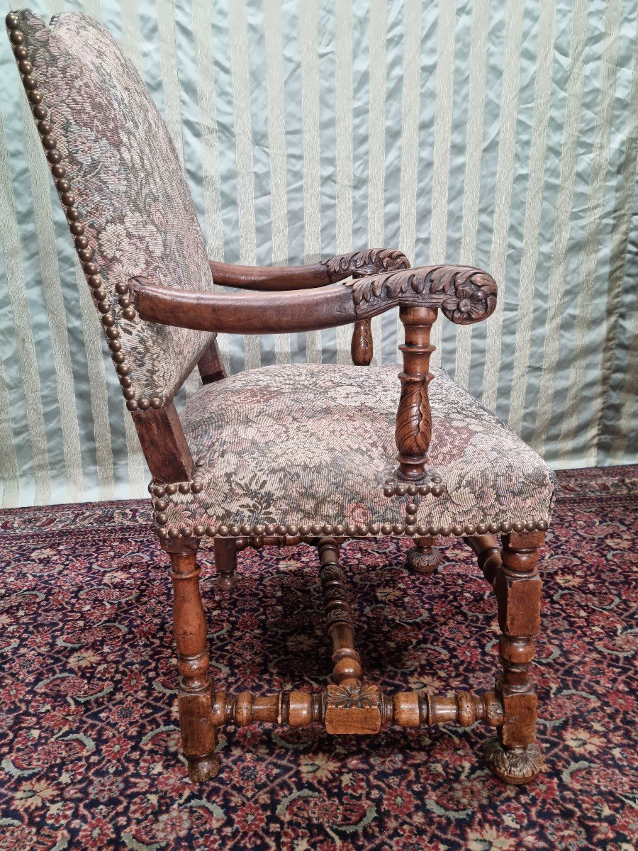 Paire de fauteuils à bras en Noyer de style Louis XIII, d'époque 19ème -photo-1