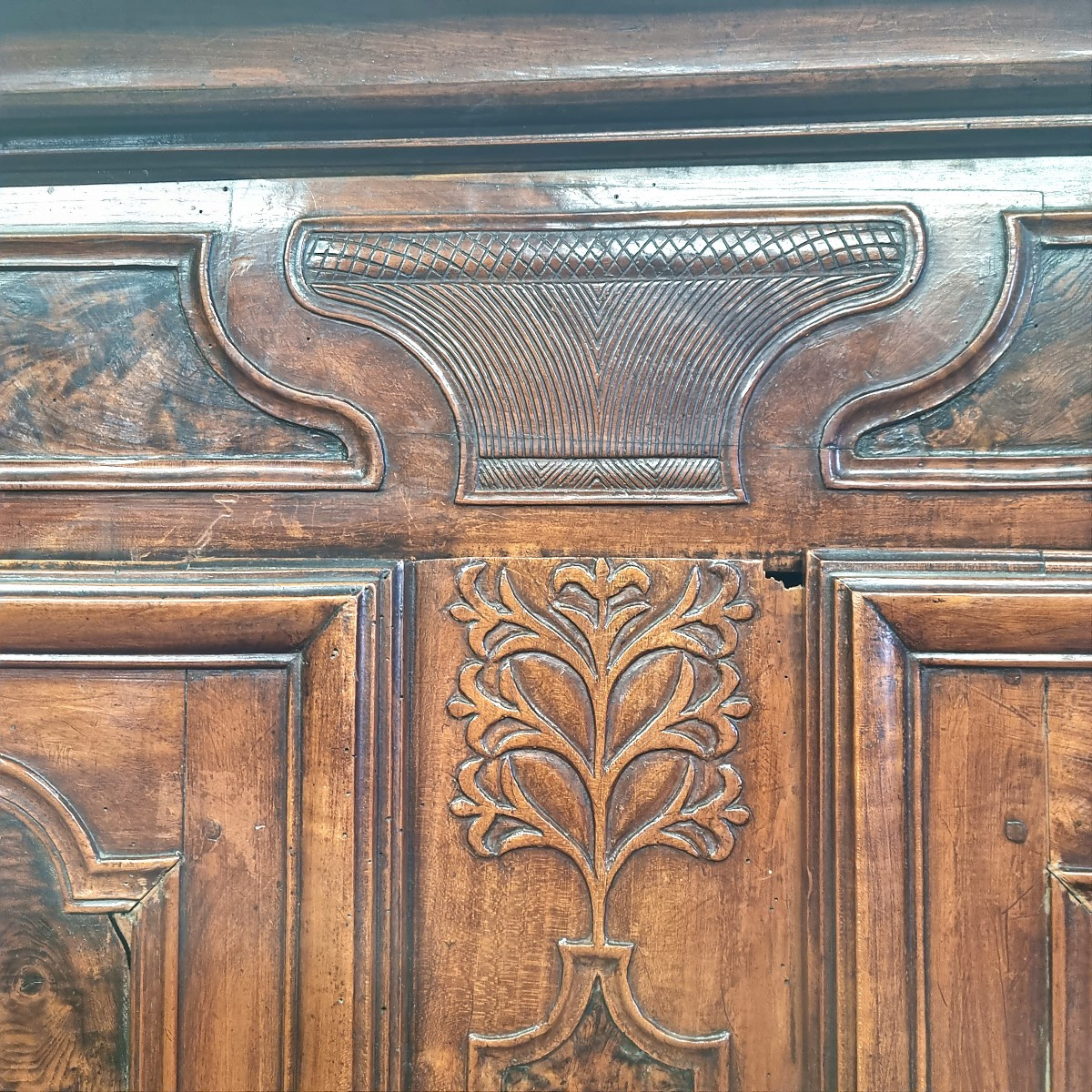 Armoire en Noyer et Loupe de Noyer, moulurée,sculptée Louis XV, d'époque 18ème.  -photo-2