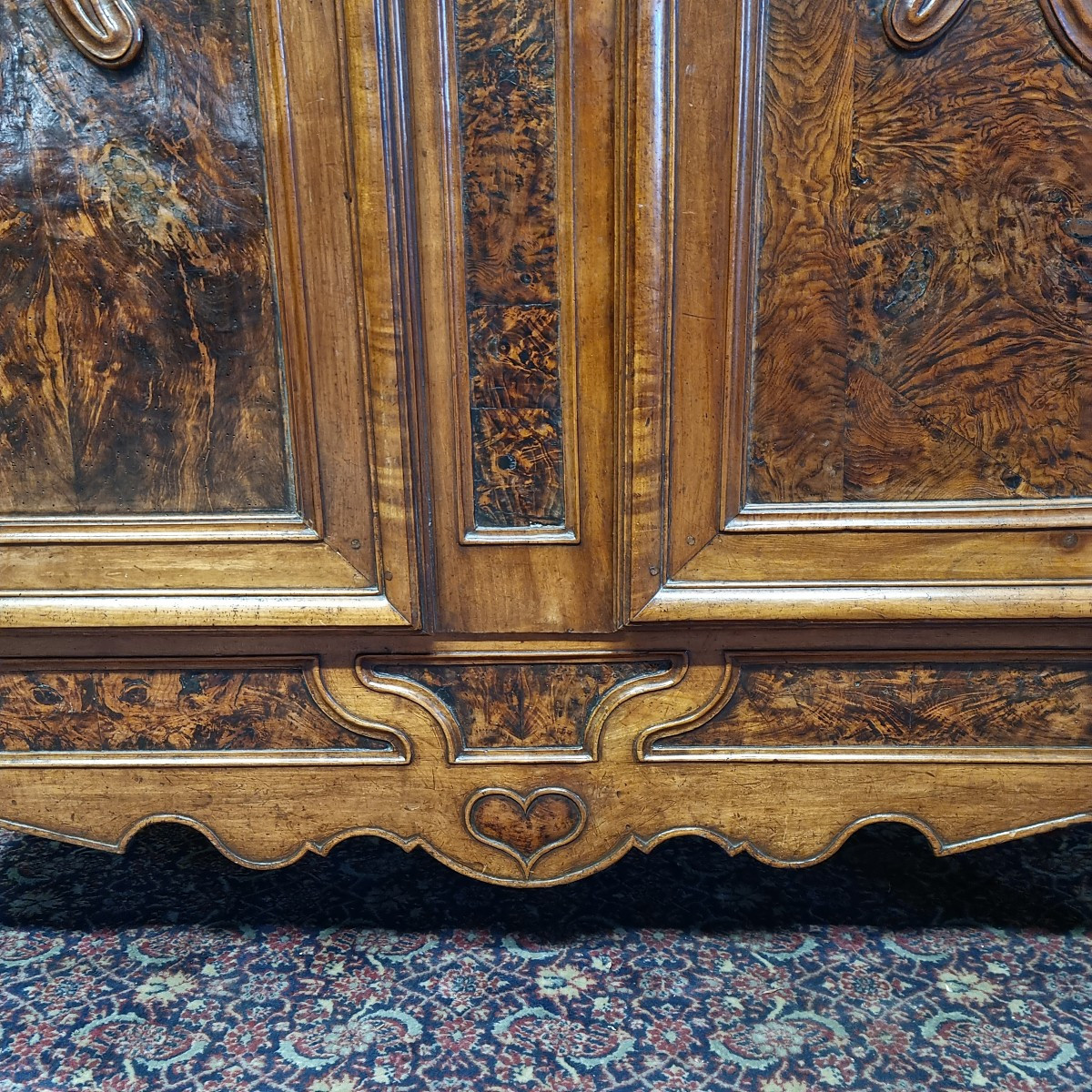 Armoire en Noyer et Loupe de Noyer, moulurée,sculptée Louis XV, d'époque 18ème.  -photo-4