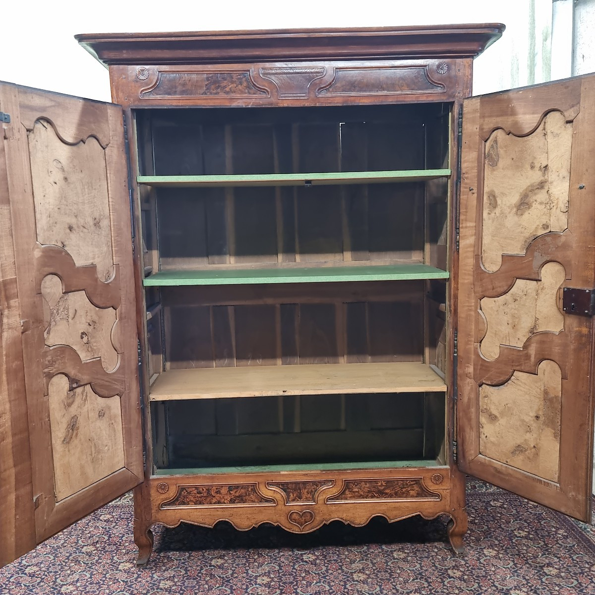 Armoire en Noyer et Loupe de Noyer, moulurée,sculptée Louis XV, d'époque 18ème.  -photo-1