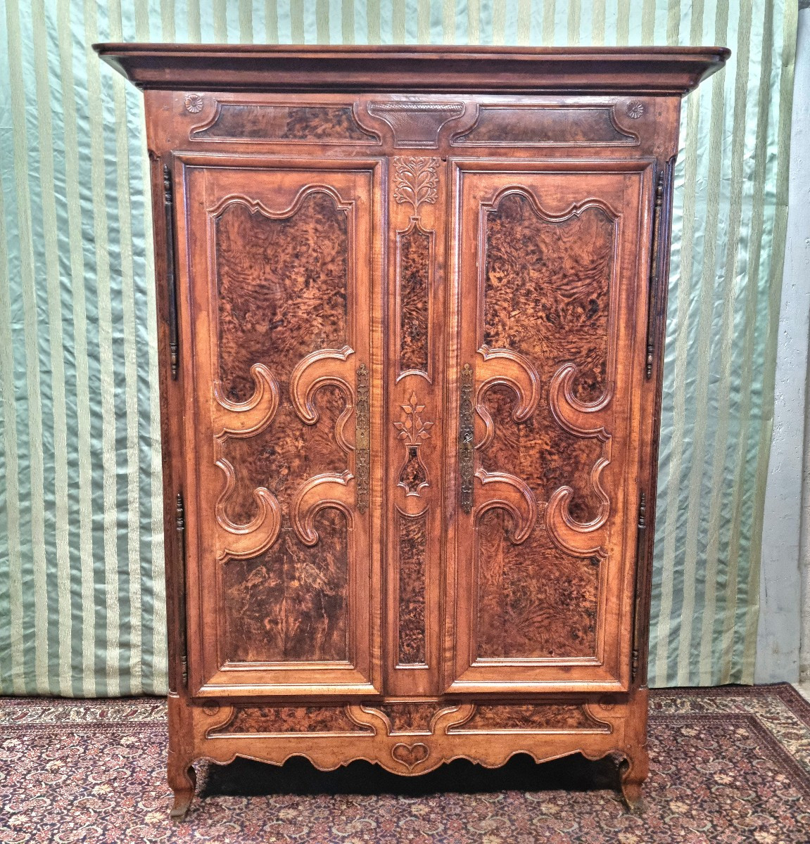 Armoire en Noyer et Loupe de Noyer, moulurée,sculptée Louis XV, d'époque 18ème.  