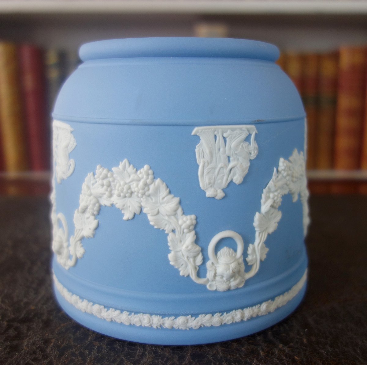 Cache Pot Néoclassique En Biscuit De Porcelaine Bleu Et Blanc - Wedgwood-photo-3