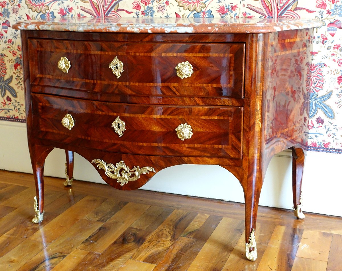 Hubert Hansen - Commode d'époque Louis XV En Plaquage De Satiné - Estampille