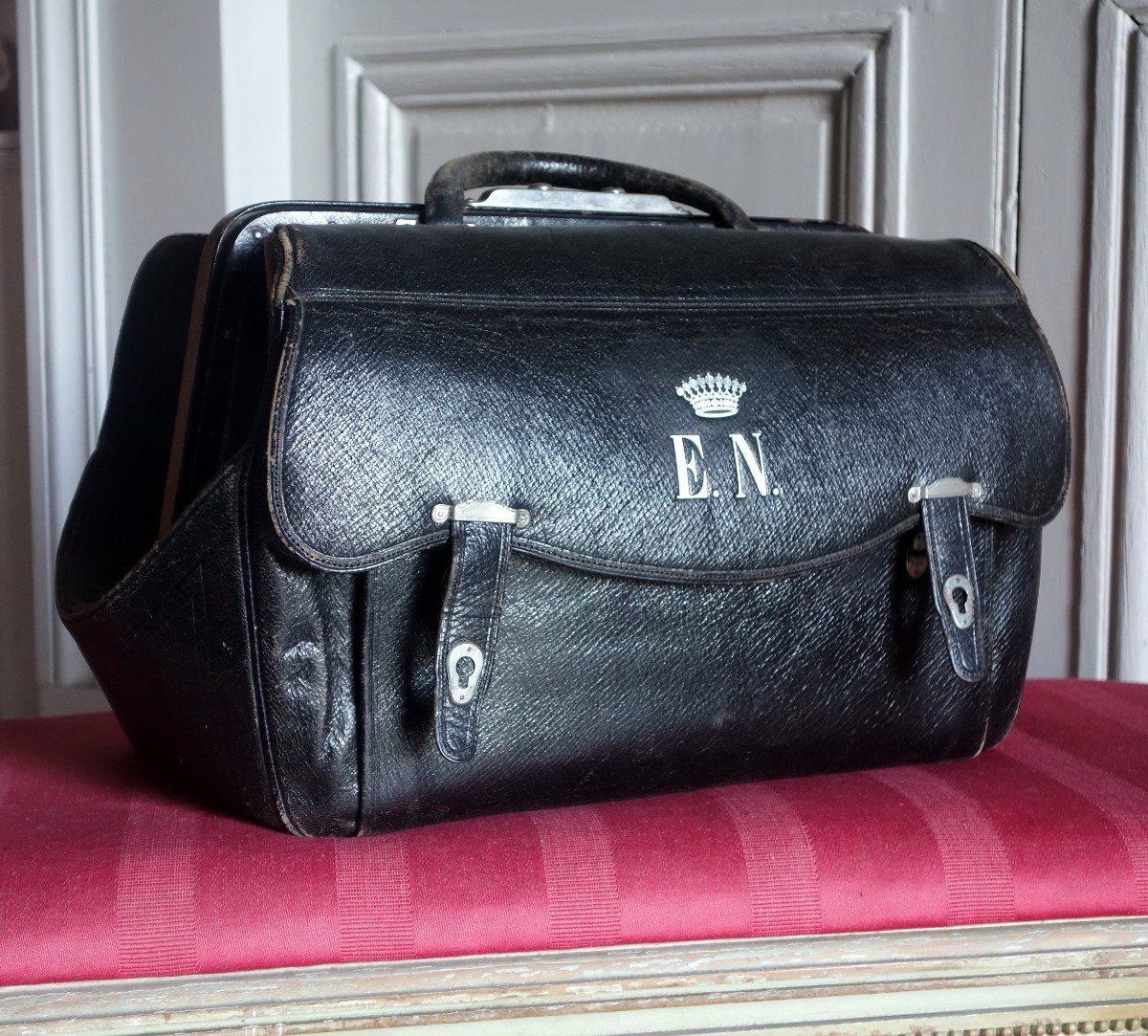 Les Greniers d'Un Château - Black Leather Travel Bag With Count's Crown-photo-2