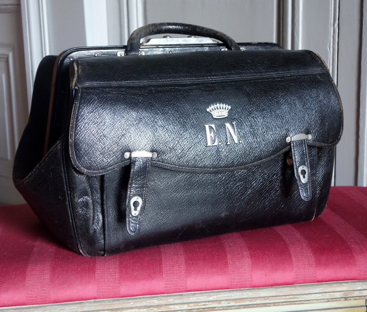 Les Greniers d'Un Château - Black Leather Travel Bag With Count's Crown-photo-3