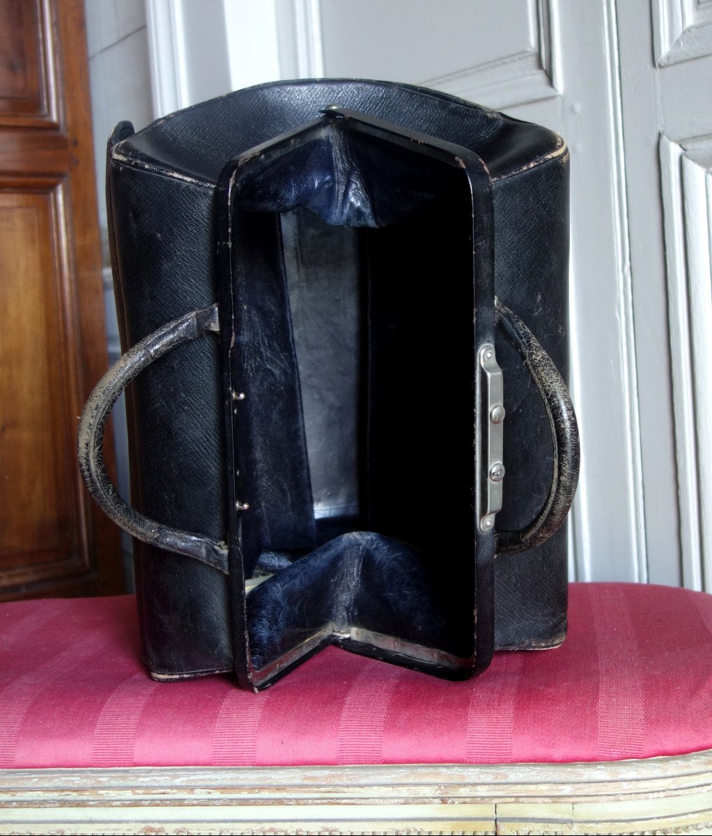 Les Greniers d'Un Château - Black Leather Travel Bag With Count's Crown-photo-3