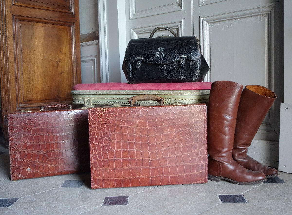 Les Greniers d'Un Château - Black Leather Travel Bag With Count's Crown-photo-5