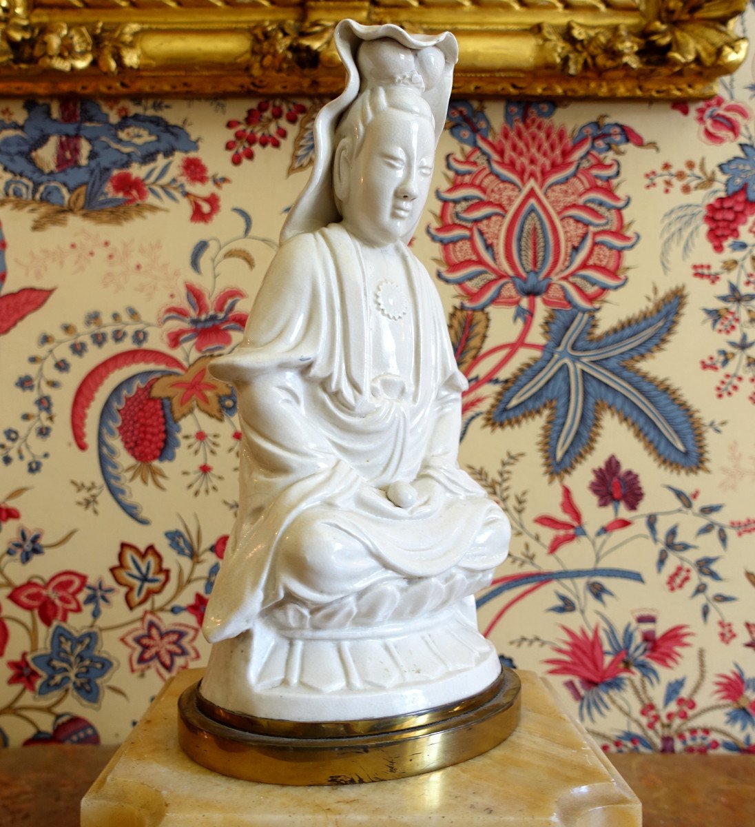 Guanyin Statue In Chinese Porcelain Bronze Base - Chinoiserie Decor / Chinese Cabinet-photo-2