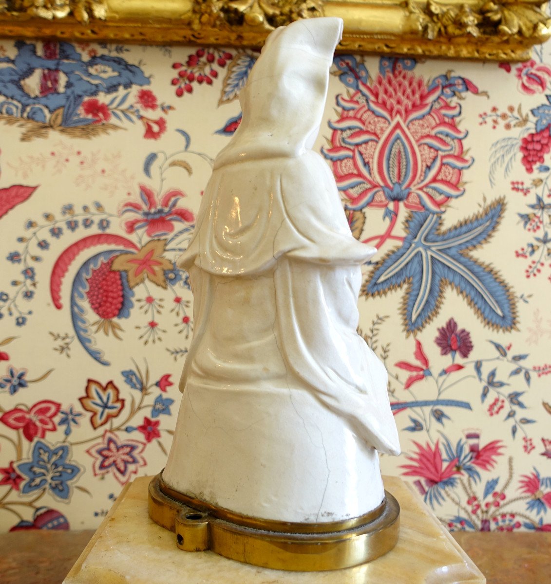 Guanyin Statue In Chinese Porcelain Bronze Base - Chinoiserie Decor / Chinese Cabinet-photo-3