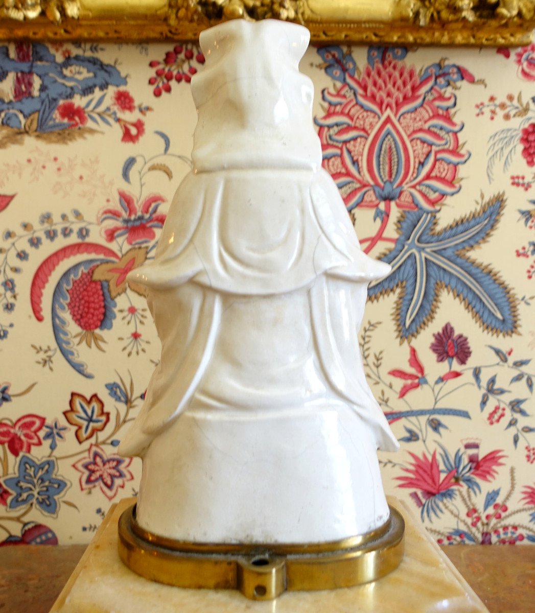 Guanyin Statue In Chinese Porcelain Bronze Base - Chinoiserie Decor / Chinese Cabinet-photo-4